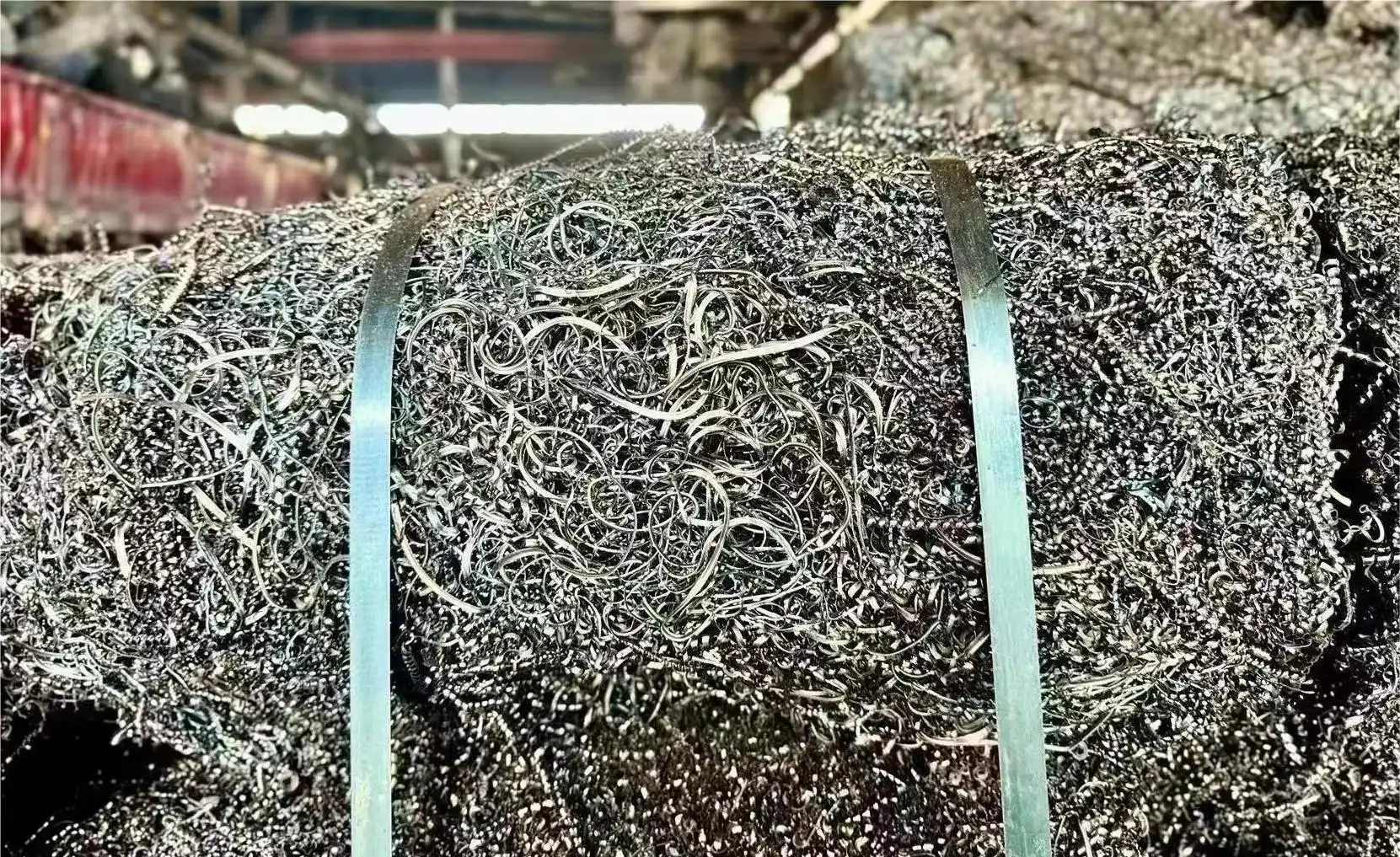 What materials are commonly used for grinding media?