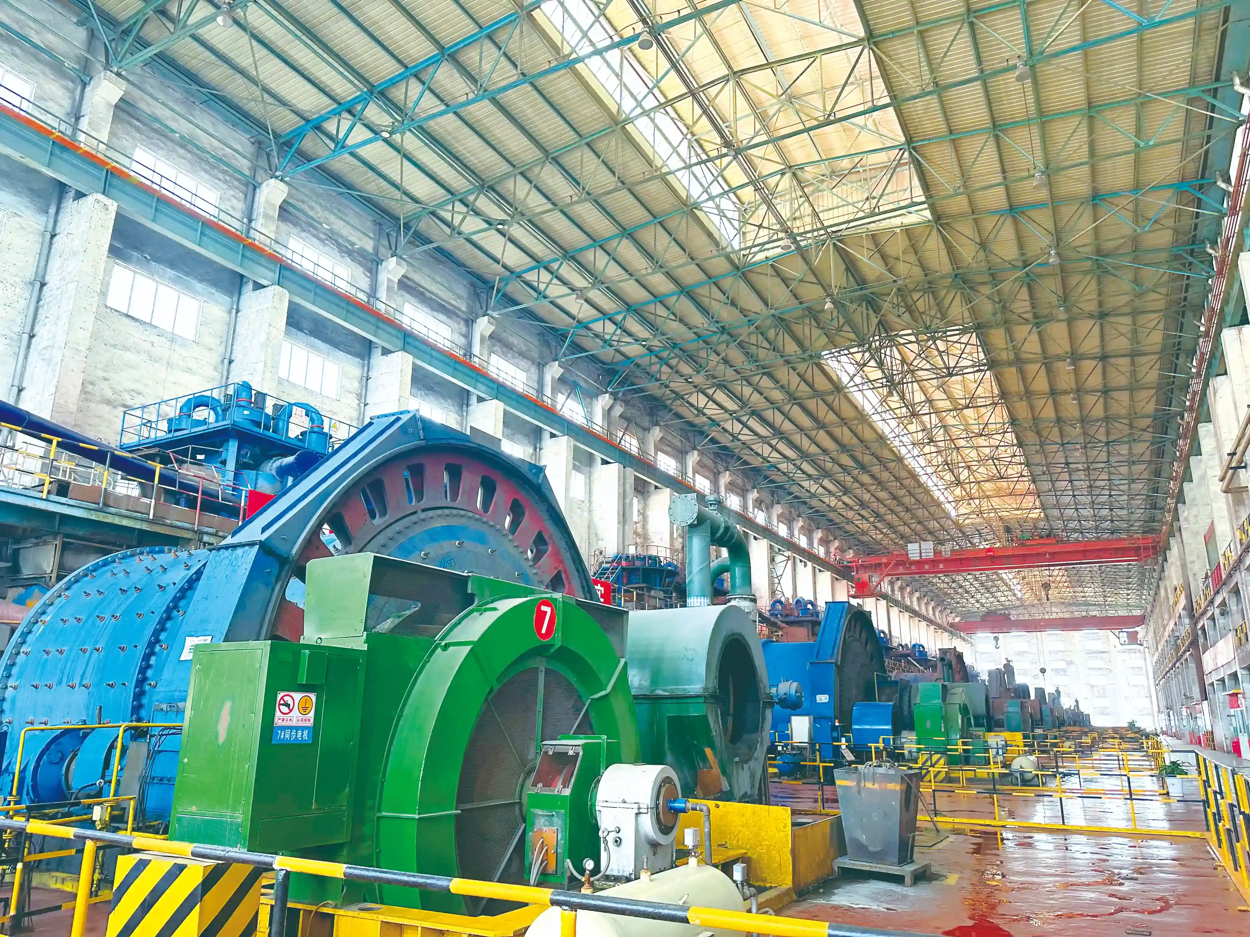 How does mill shell design impact grinding media charge behavior?